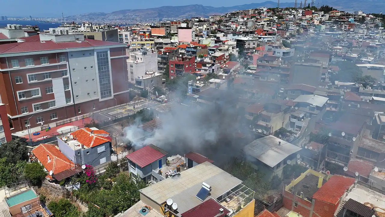 İzmir'de bir evde başlayıp çevredeki evlere sıçrayan yangına müdahale ediliyor