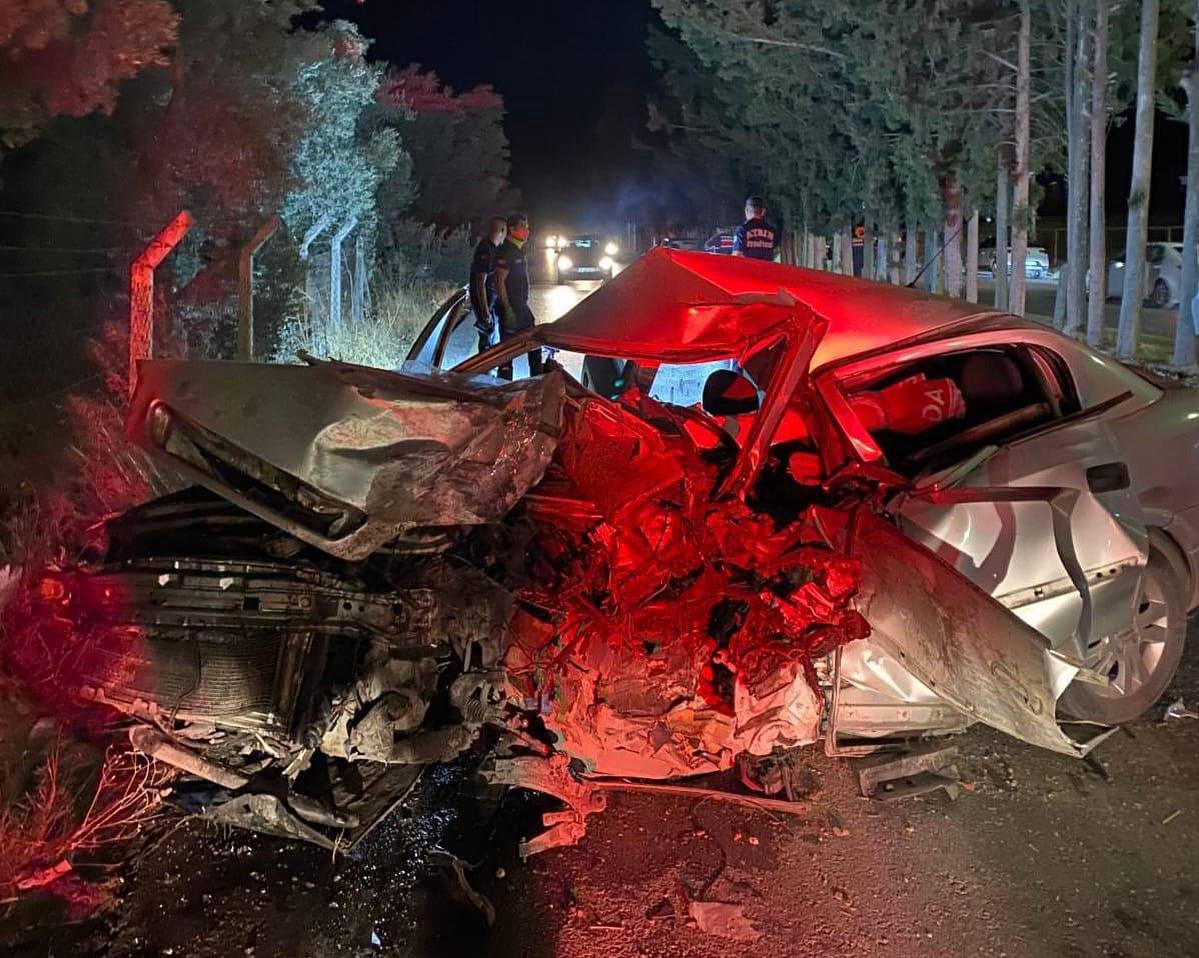 Aydın'da refüjdeki ağaca çarpan otomobilin sürücüsü hayatını kaybetti