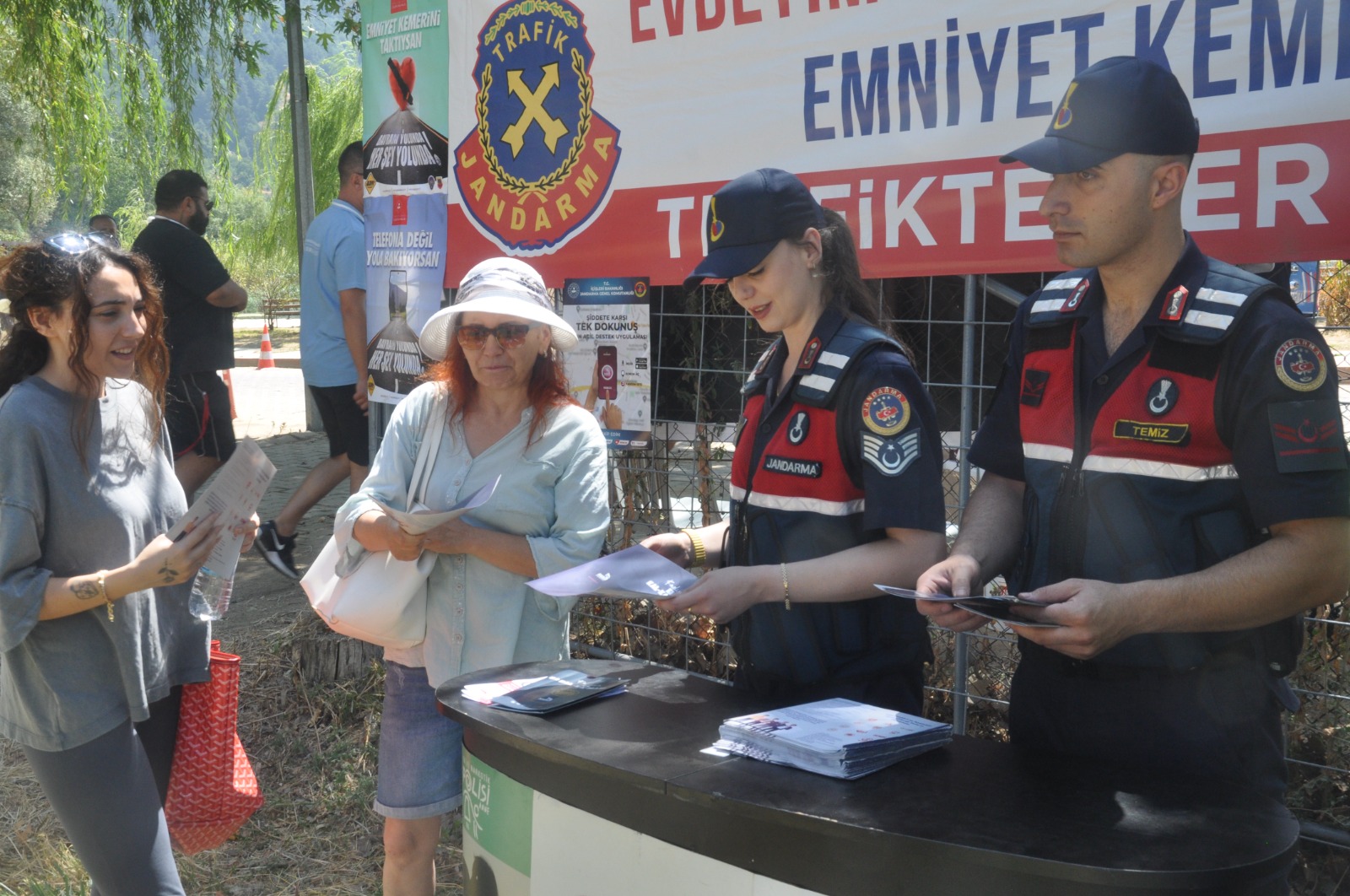 Ödemiş'te jandarmadan trafik ve KADES bilgilendirmesi