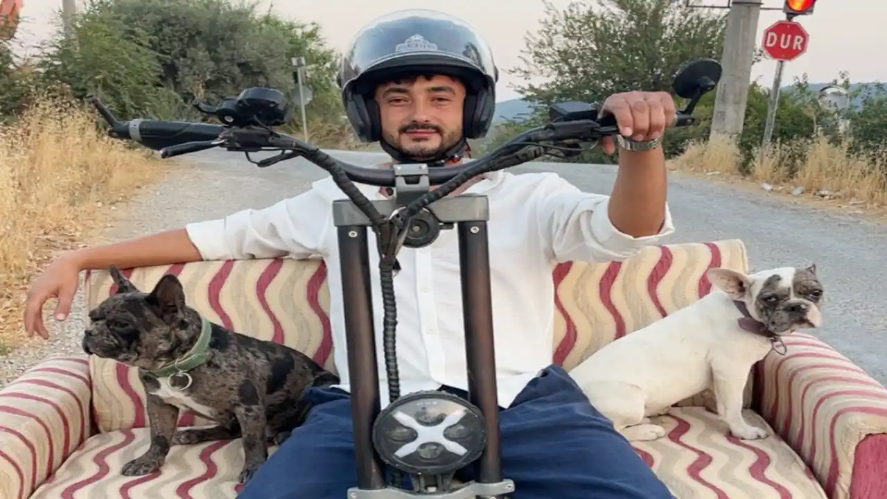 Muğla'da bir kişi koltuk monte ettiği skuterde iki köpeğiyle yolculuk yaptı