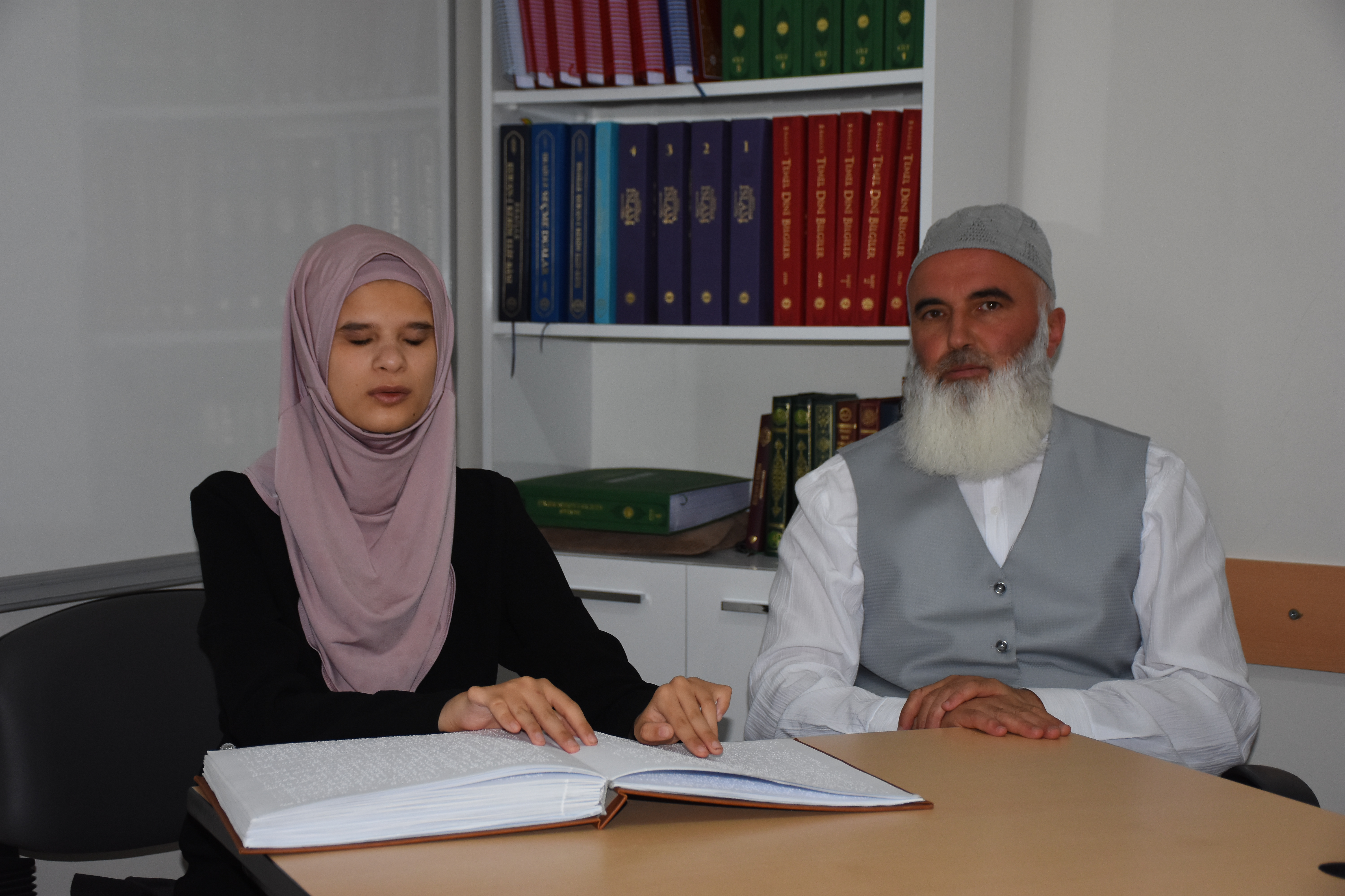 Görme engelli lise öğrencisi hafızlık sınavına hazırlanıyor