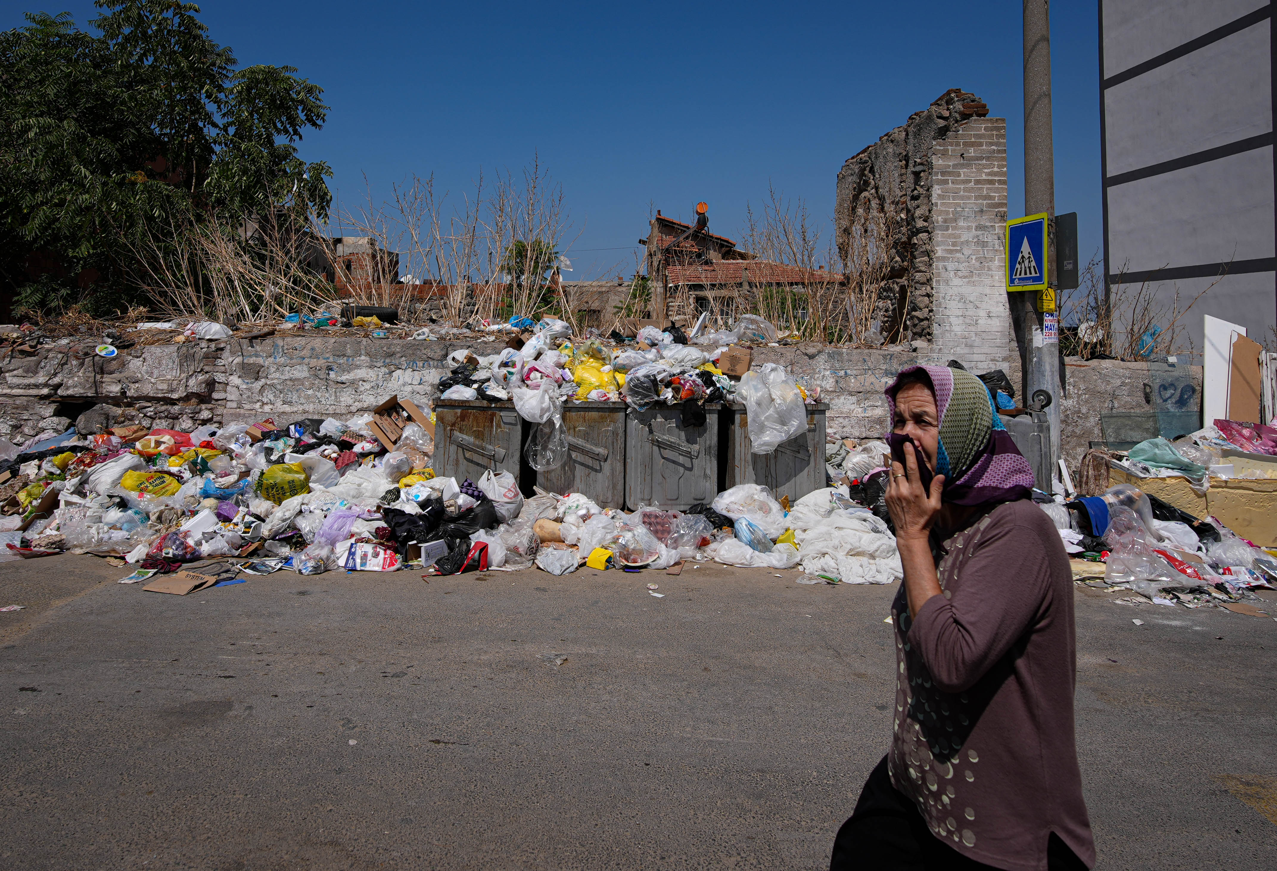 İzmir'de çöp yığınları ve kötü koku tepkilere neden oluyor
