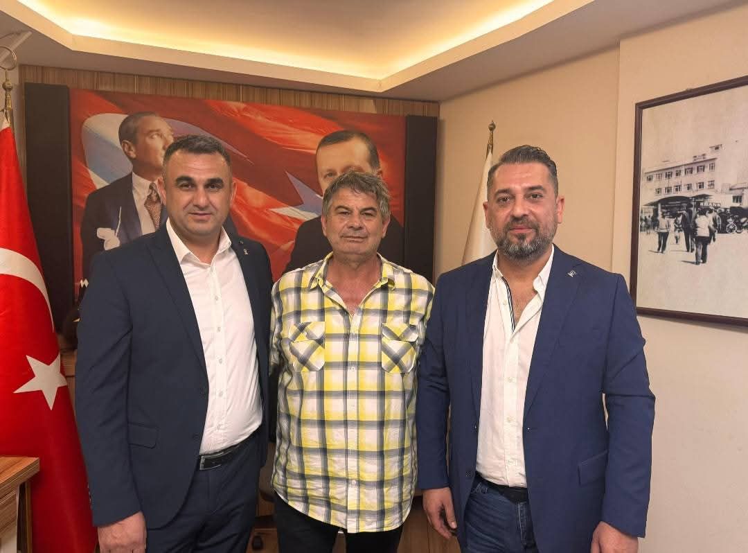 Söke'de CHP'den istifa eden 2 meclis üyesi AK Parti'ye katıldı