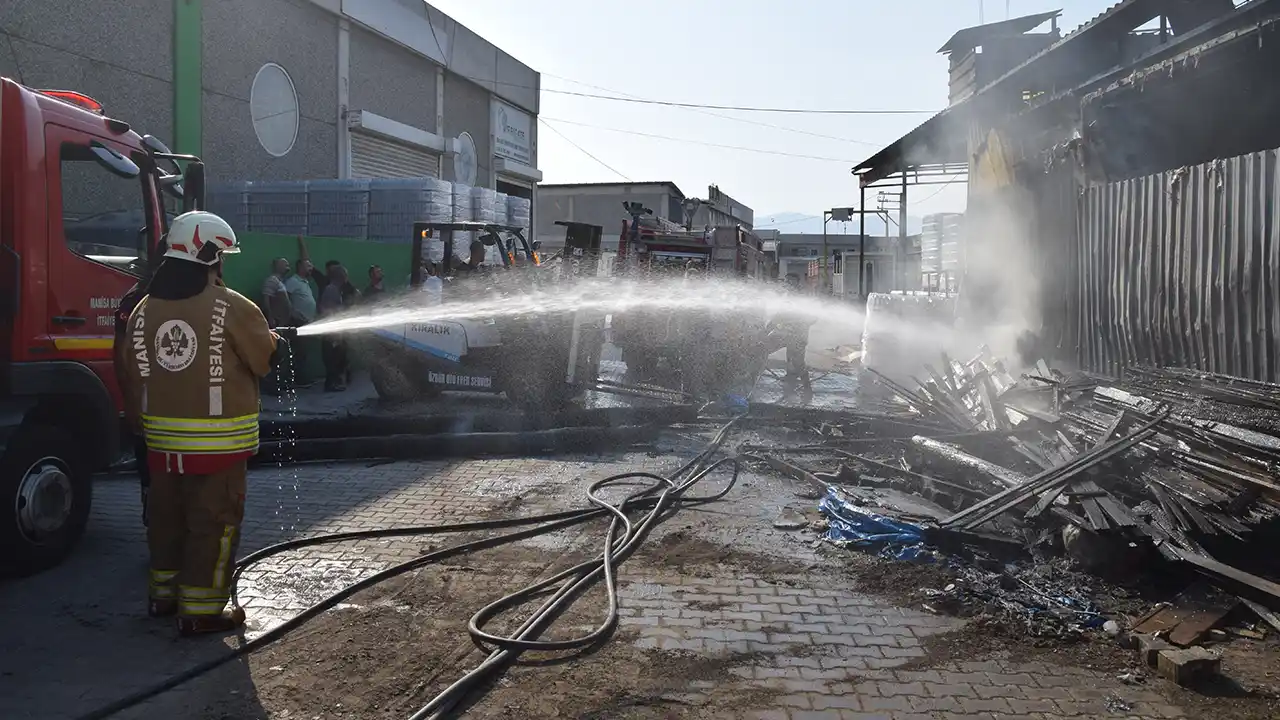 Manisa'da çıkan yangın iş yerinde hasara yol açtı
