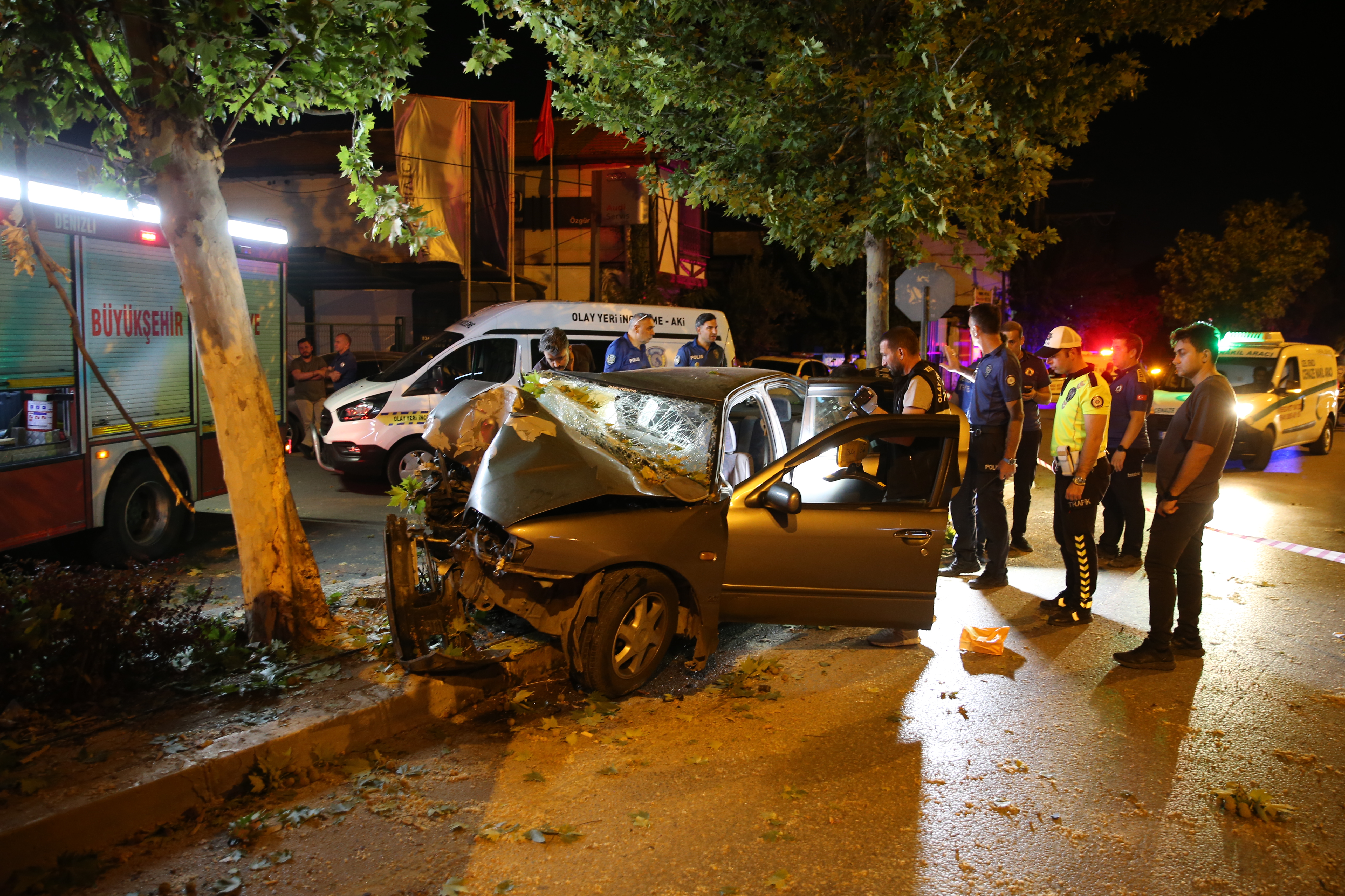 Denizli'de ağaca çarpan otomobildeki 2 kişi öldü, sürücü ağır yaralandı