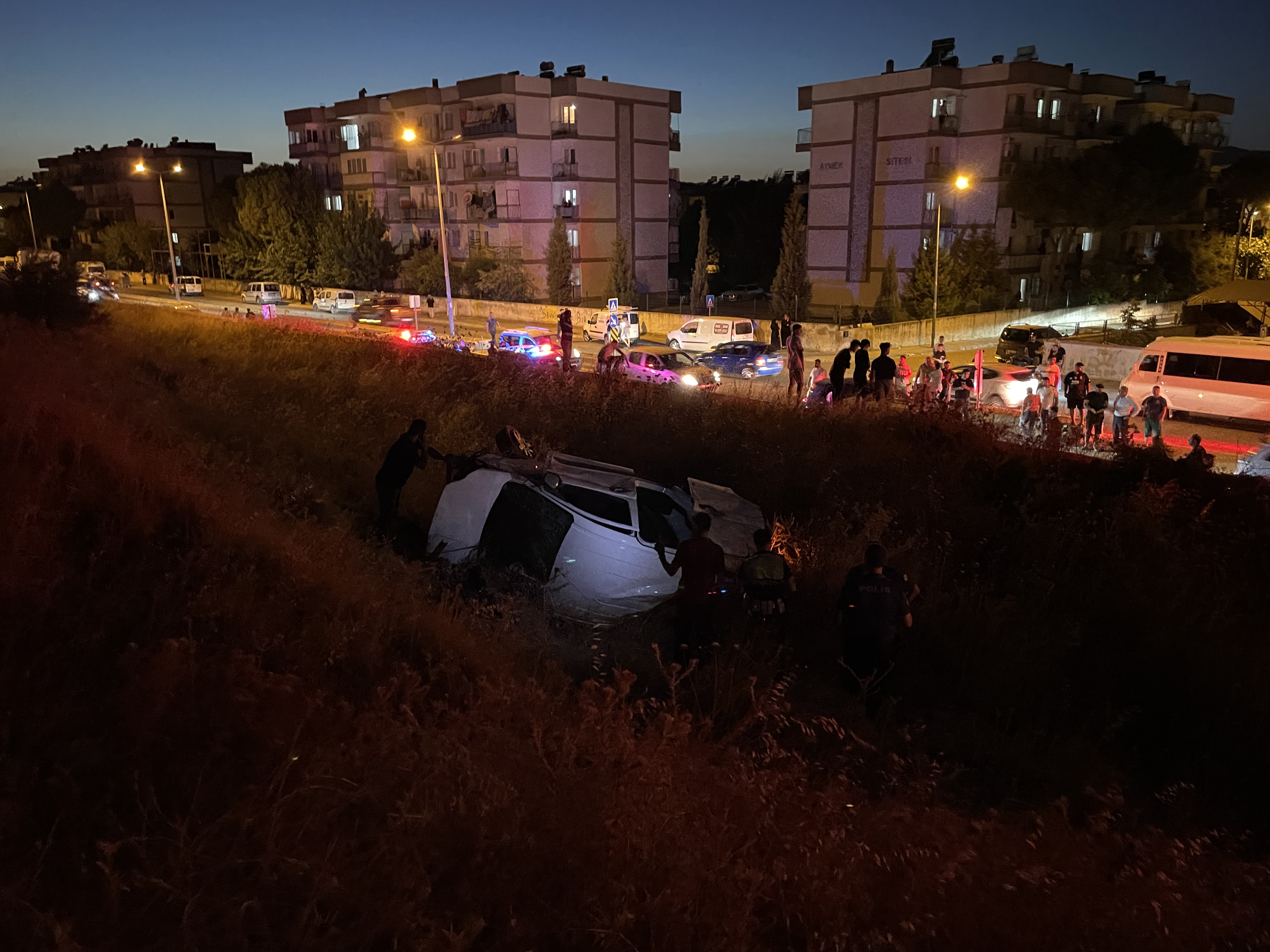 Aydın'da uçuruma yuvarlanan otomobildeki 2 kişi yaralandı