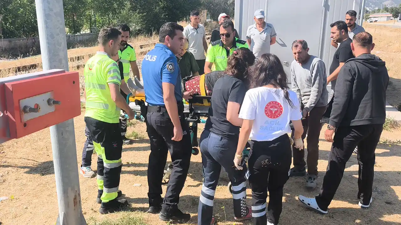 Hemzemin Geçitte Korku Dolu Anlar: Kadına Yük Treni Çarptı