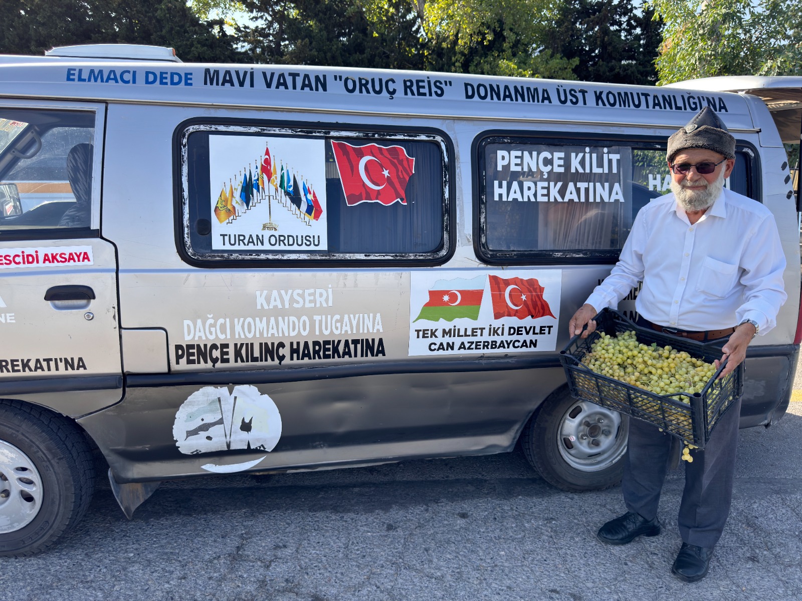 Denizlili 'Elmacı Dede' bu kez İzmir'deki Mehmetçiğe üzüm getirdi