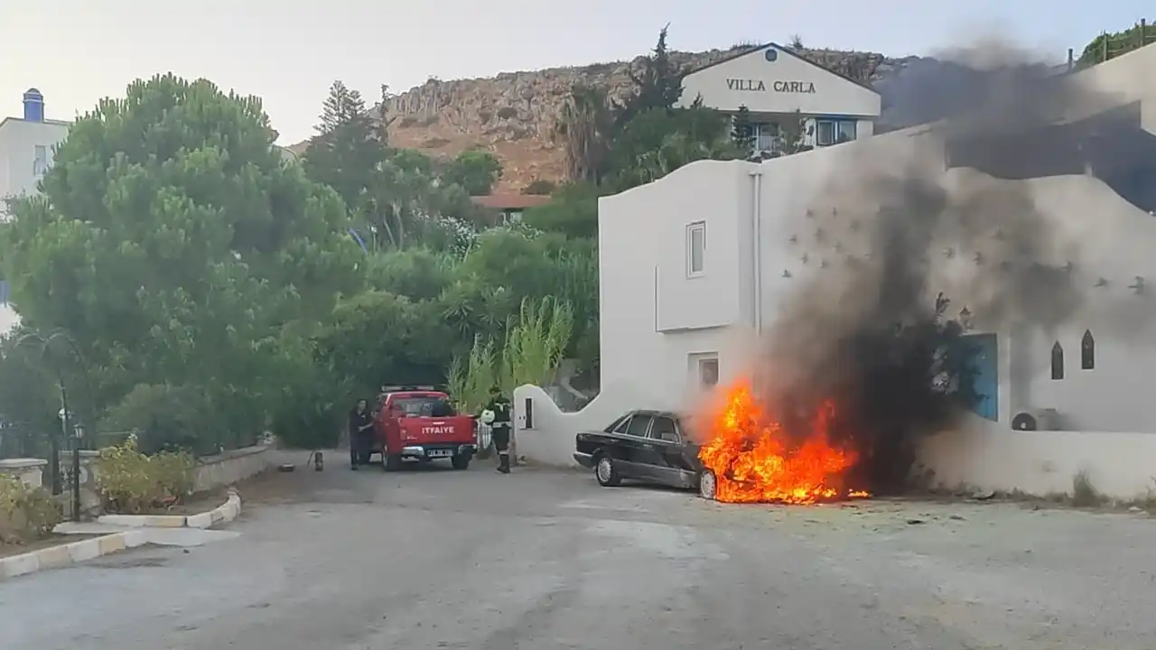 Datça'da park halindeki otomobil yandı