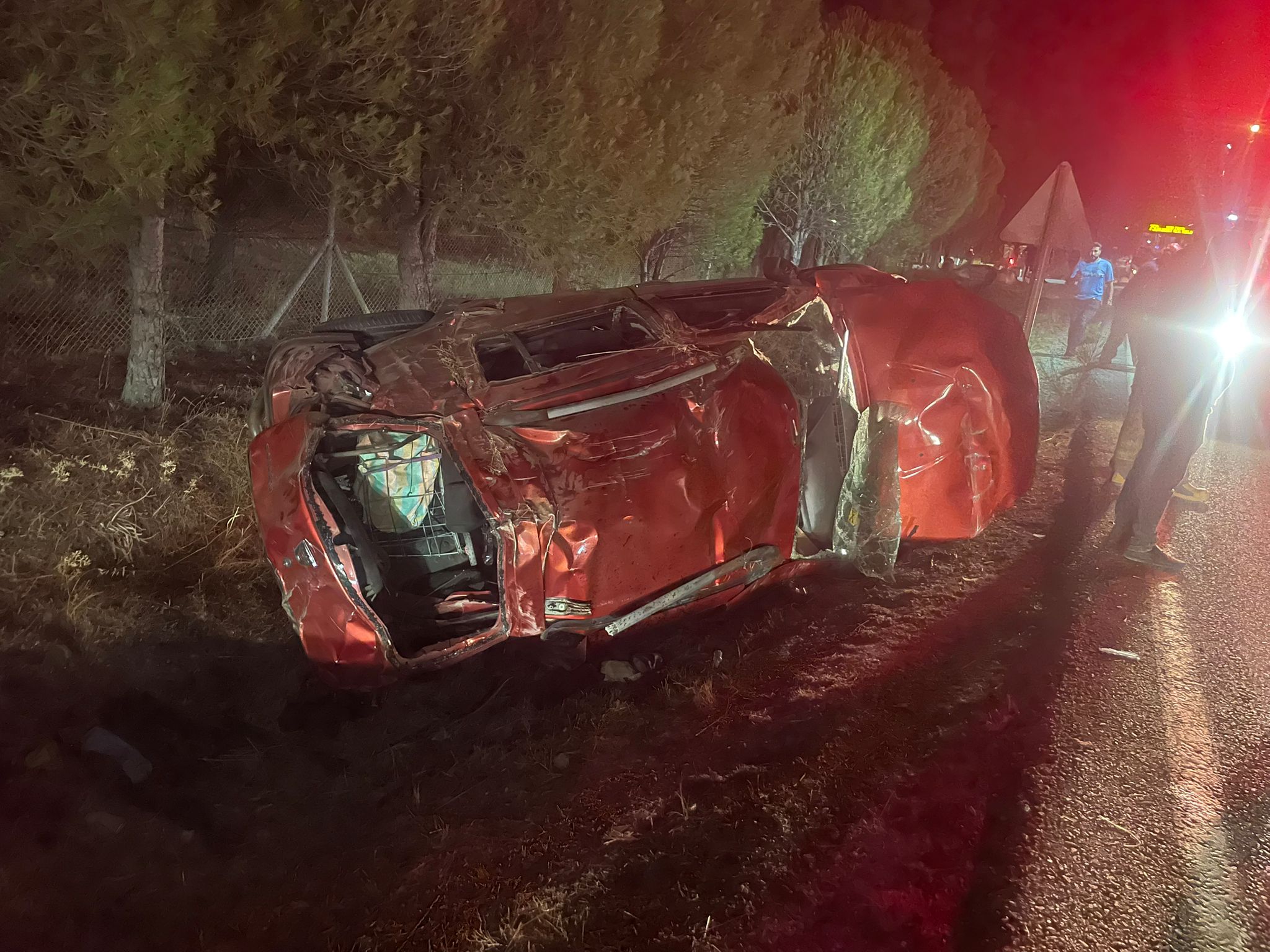 İzmir'de devrilen otomobildeki 4 kişi yaralandı