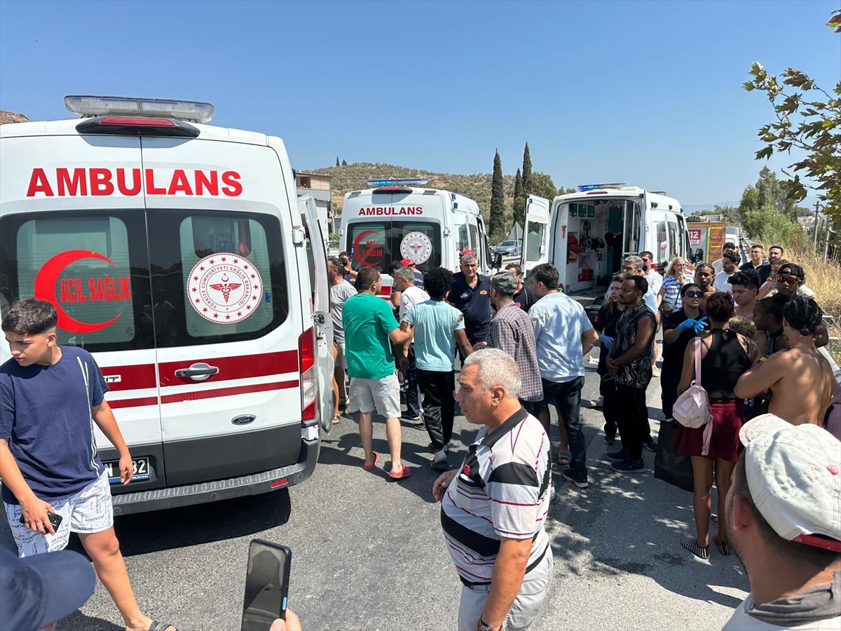 Kuşadası'nda devrilen tur minibüsündeki 7 turist yaralandı