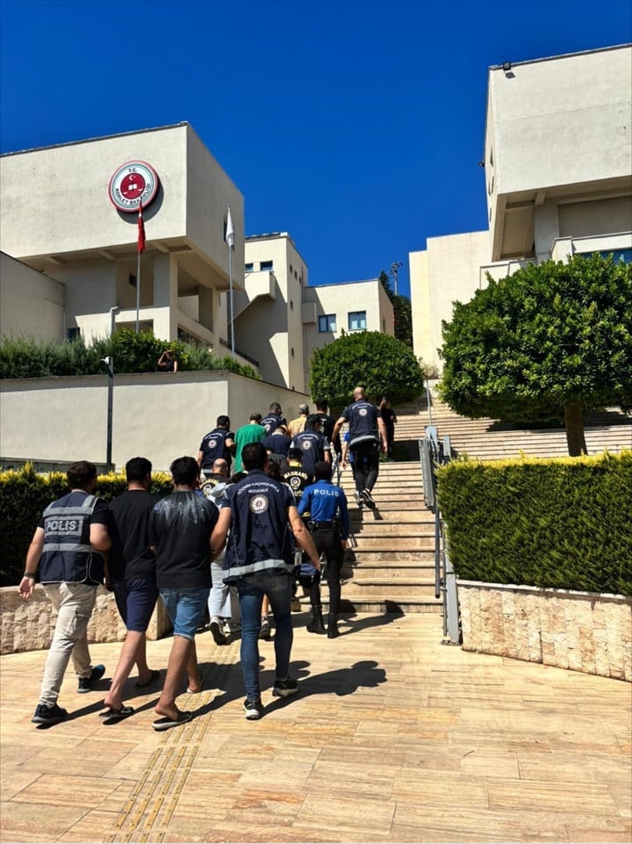 Marmaris'te göçmen kaçakçılığı operasyonunda 10 şüpheli tutuklandı