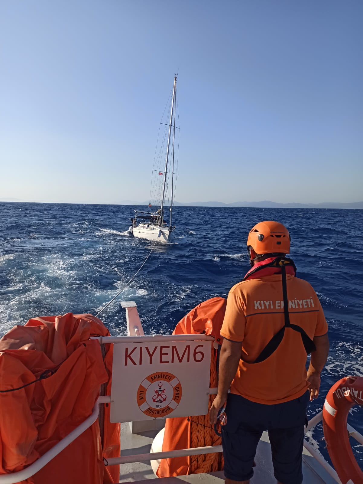 Datça açıklarında sürüklenen teknedeki 2 kişi kurtarıldı