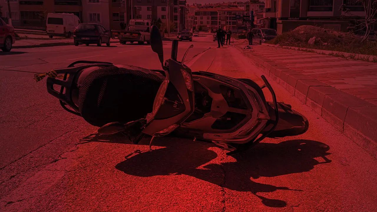 Karahallı’da Motosiklet Kamyona Çarptı: 1 Yaralı!