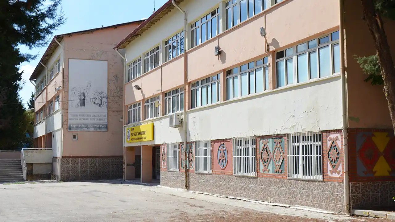Uşak'ta Çürük Bina 1 Yıldır Kaderine Terk Edildi