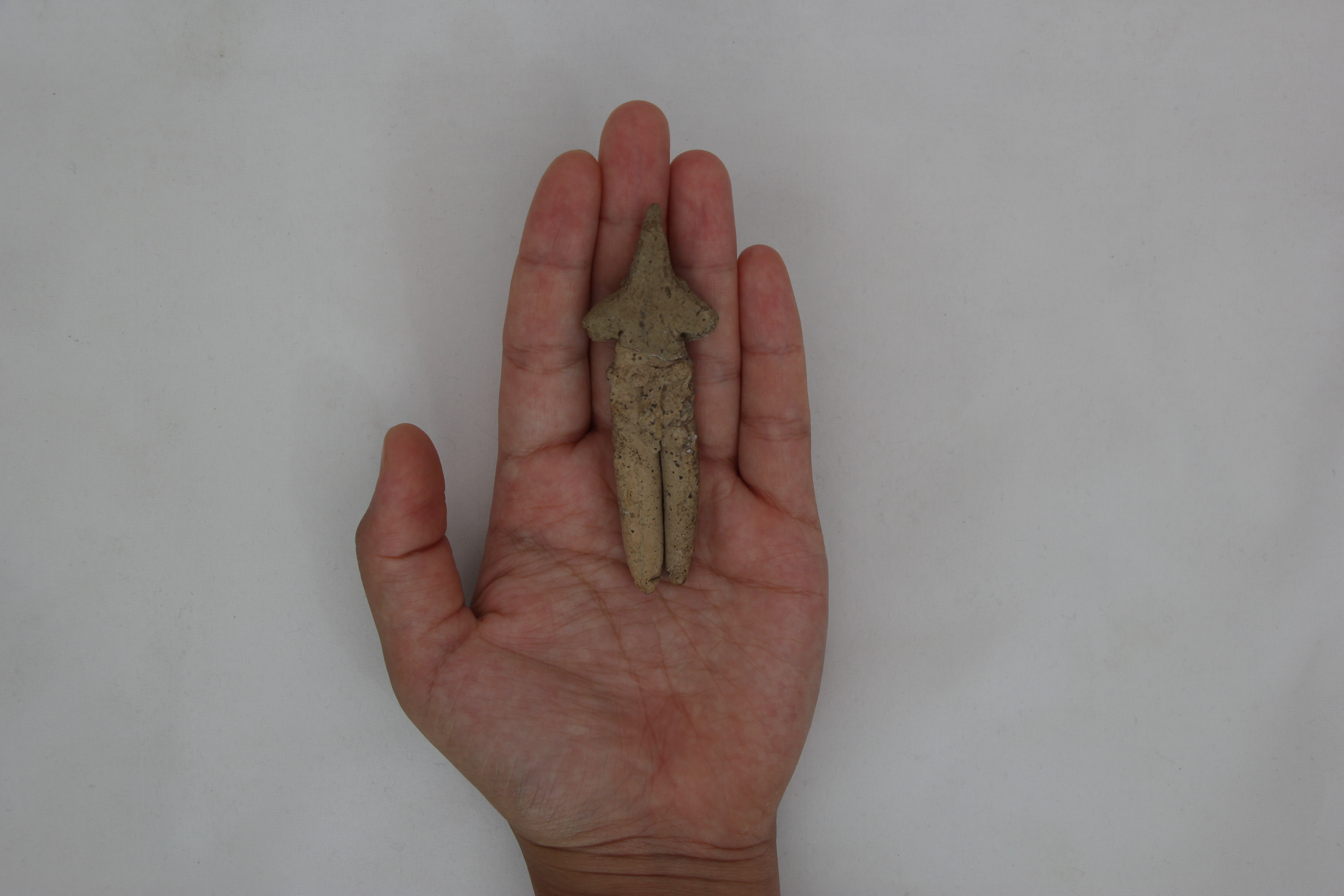 İzmir'deki Ulucak Höyüğü kazılarında 8 bin yıllık kil figür bulundu