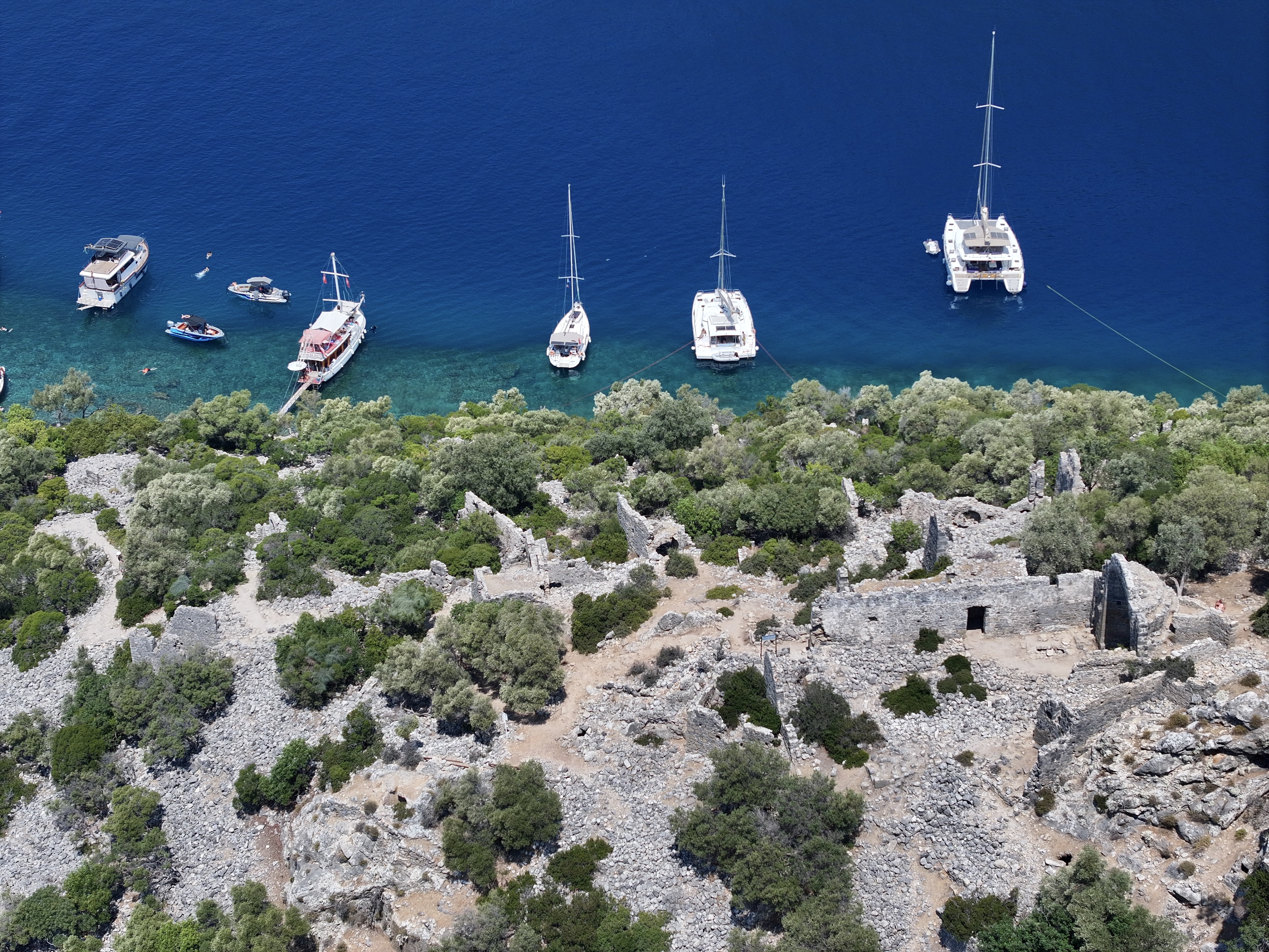 Fethiye'de tarihi Gemiler Adası, mavi tur yapanların uğrak noktası oldu