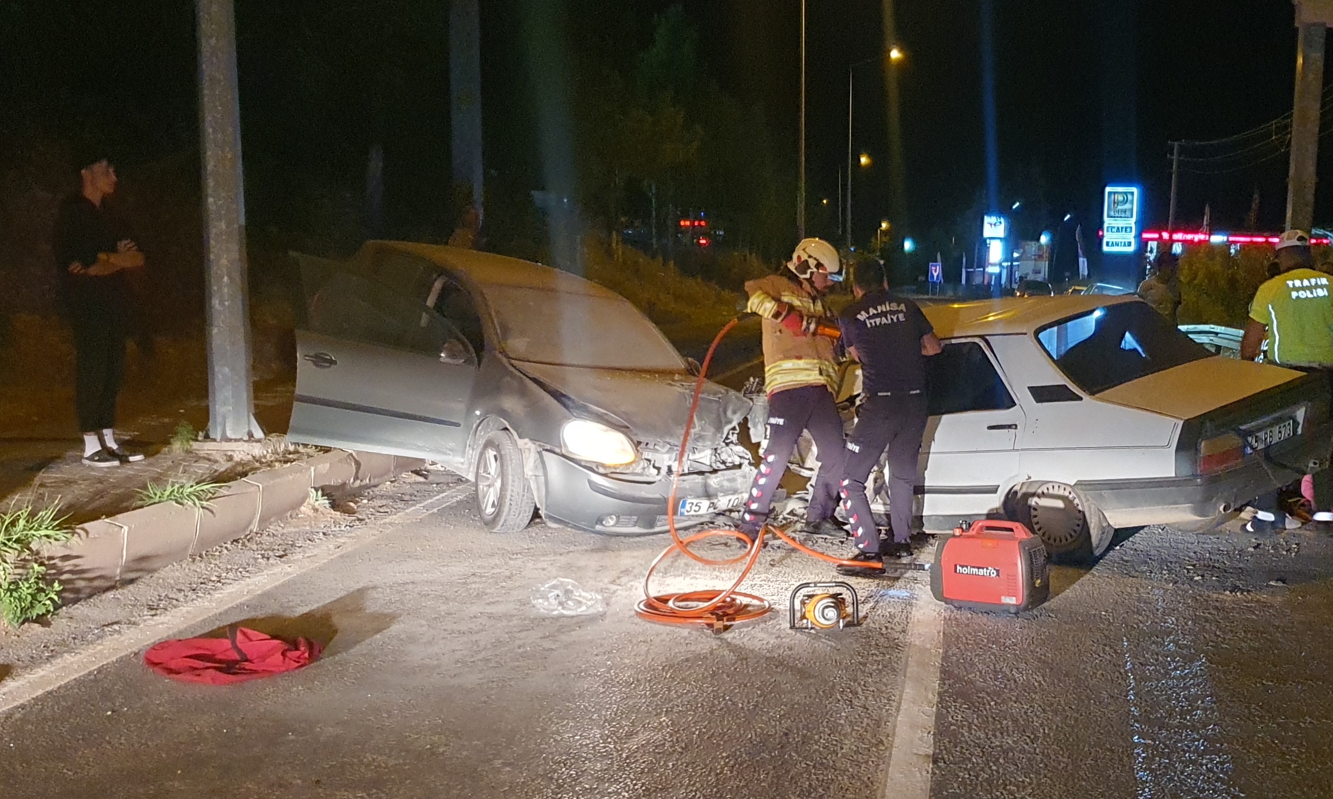 İzmir-Uşak Karayolunda Feci Kaza: 3’ü Çocuk 7 Yaralı