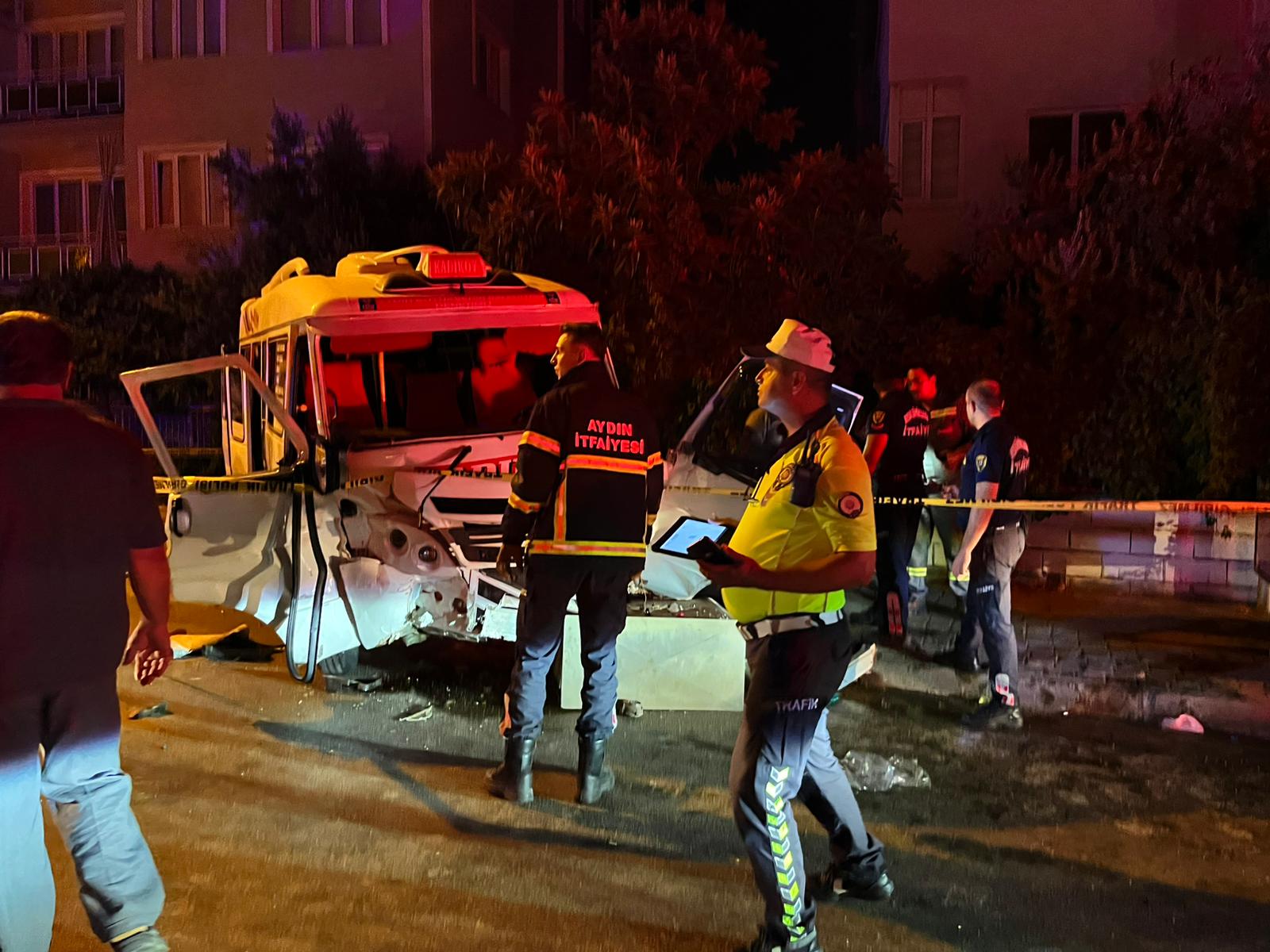 Aydın'da minibüs ile otomobilin çarpıştığı kazada 11 kişi yaralandı