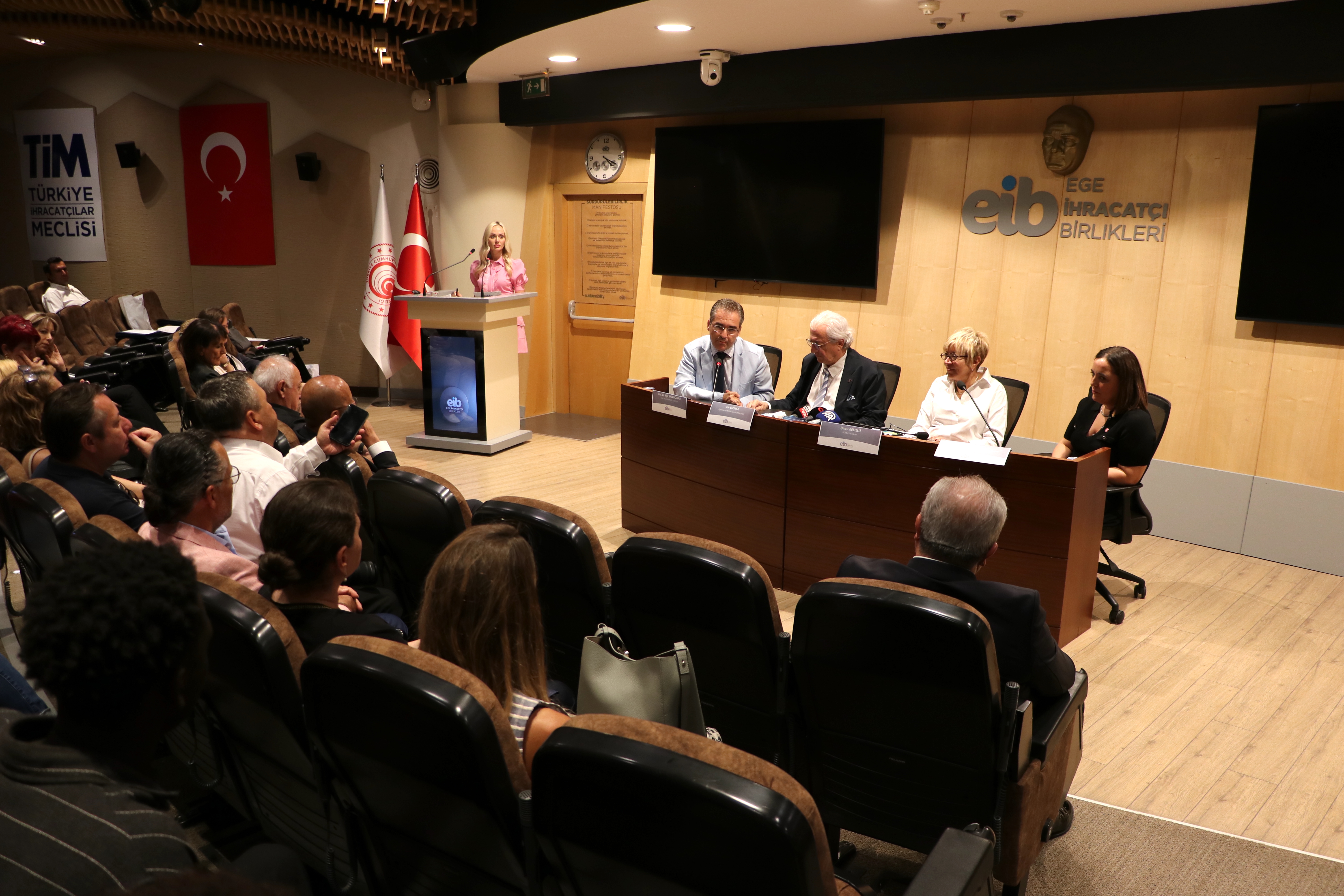 İzmir'de uluslararası öğrencilere 'ticaret elçiliği' eğitimi verildi