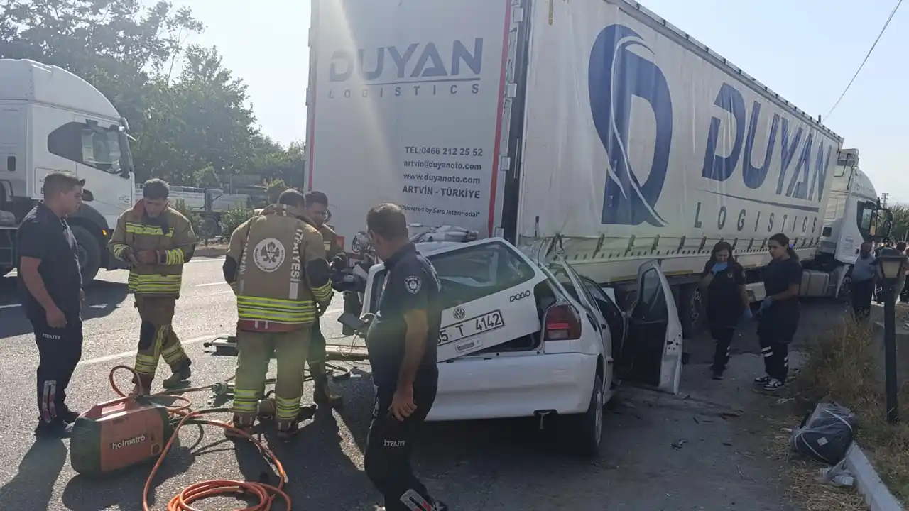 Tıra Arkadan Çarpan Otomobilde 2 Kardeş Hayatını Kaybetti