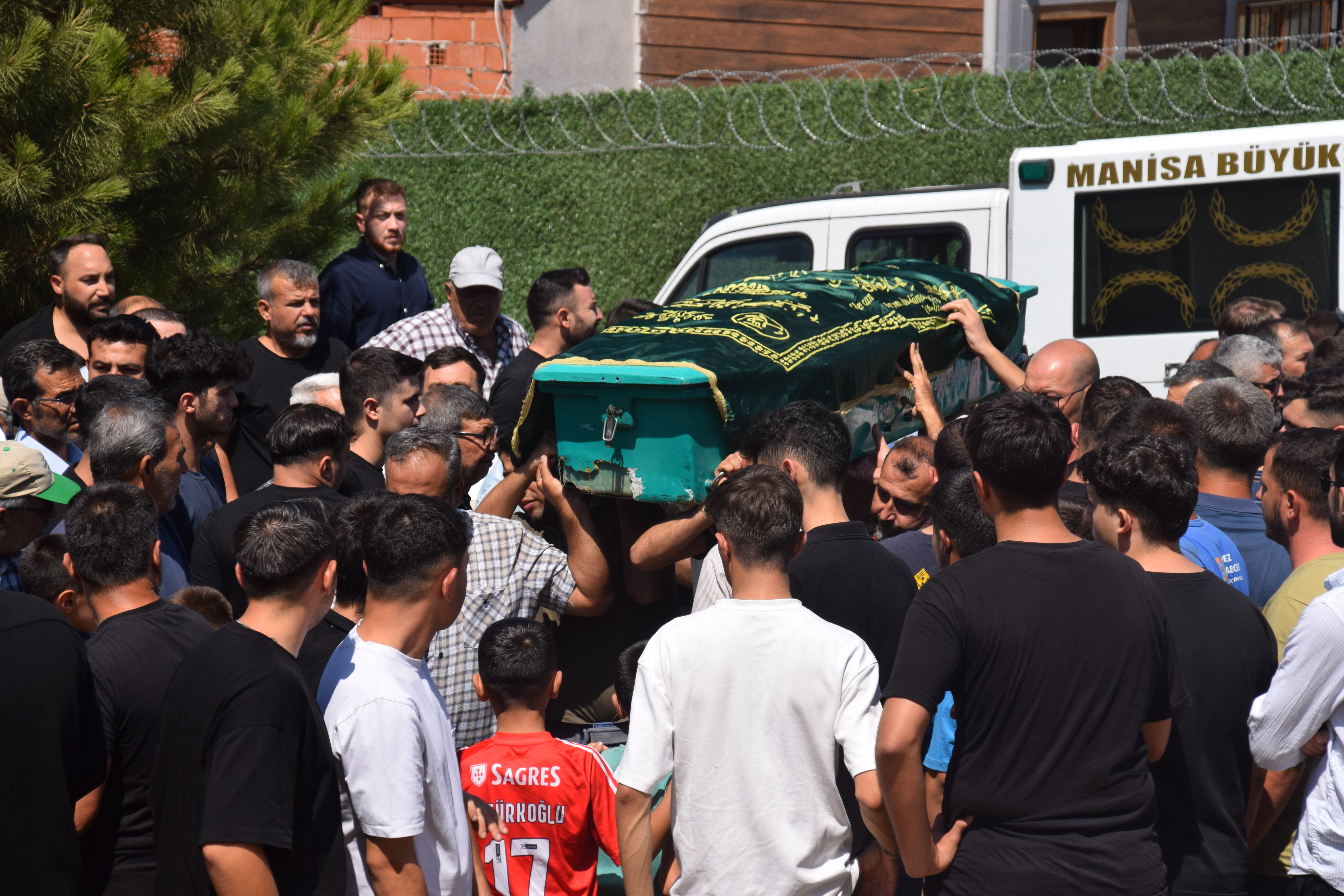Manisa'da trafik kazasında ölen 2 kuzenin cenazeleri toprağa verildi