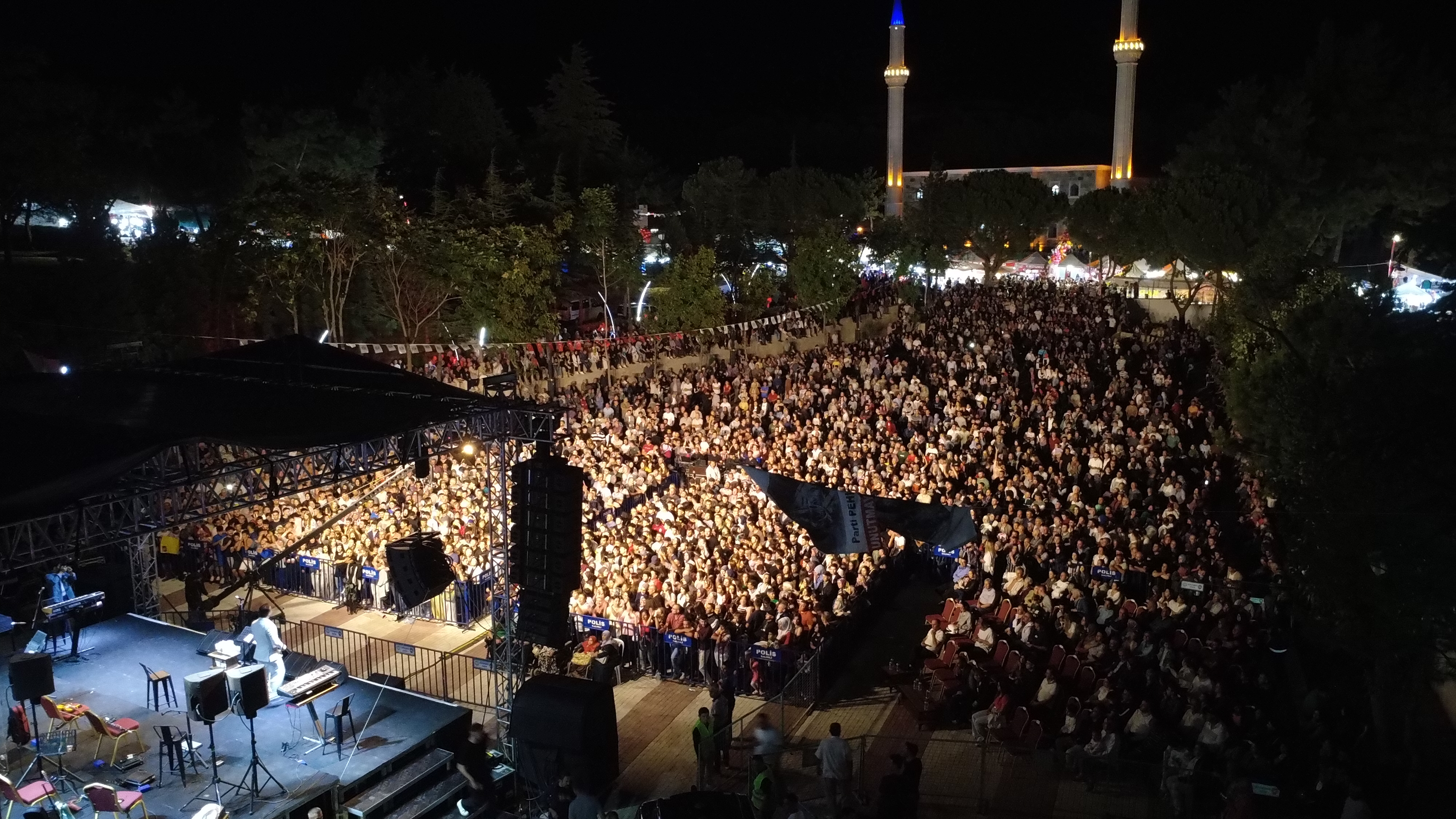 Demirci'de Kurtuluş Festivali kapsamında konser düzenlendi