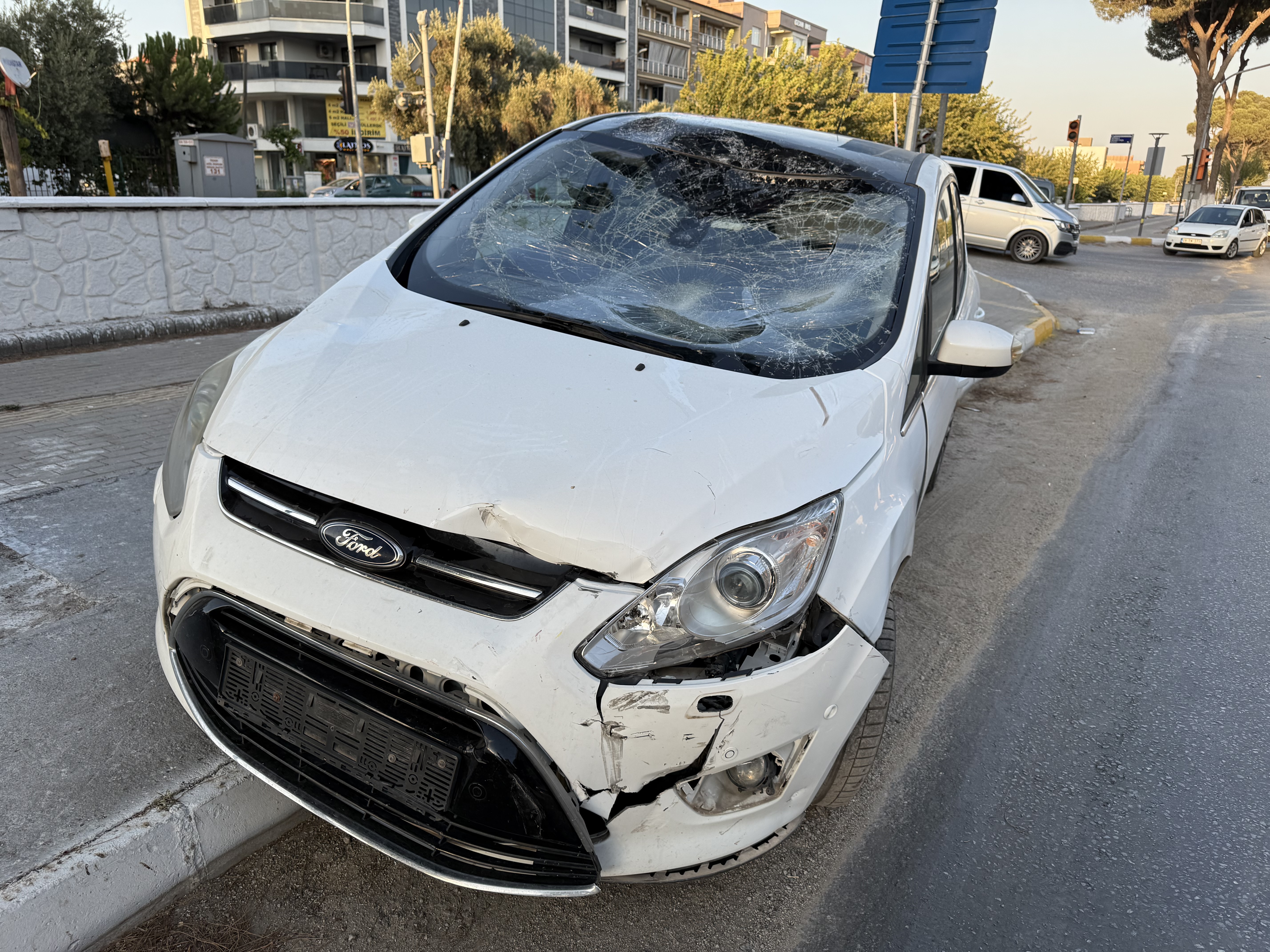 Germencik'te otomobille çarpışan motosikletin sürücüsü yaralandı