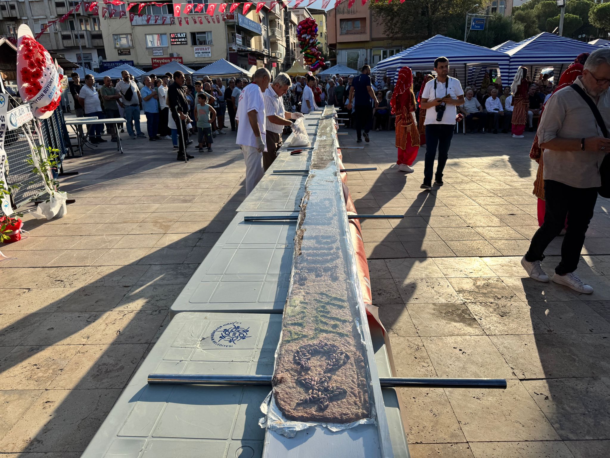 Aydın'da 13 metre 20 santimetre uzunluğunda pide yapıldı