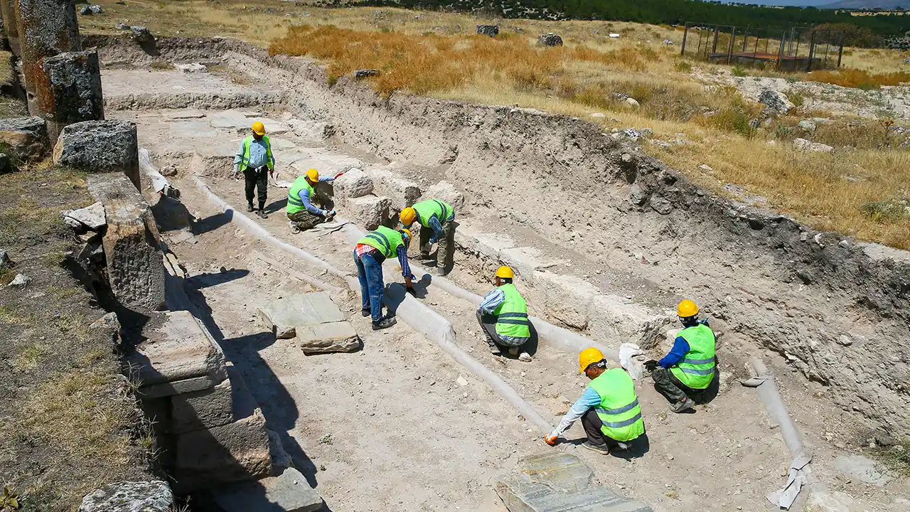 Blaundos Antik Kenti’nde 65 Metrelik Roma Kanalizasyonu Ortaya Çıkarıldı