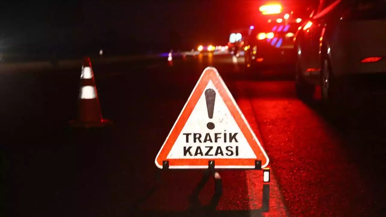 İzmir'de kontrolden çıkan pikap iş yerinin deposuna girdi
