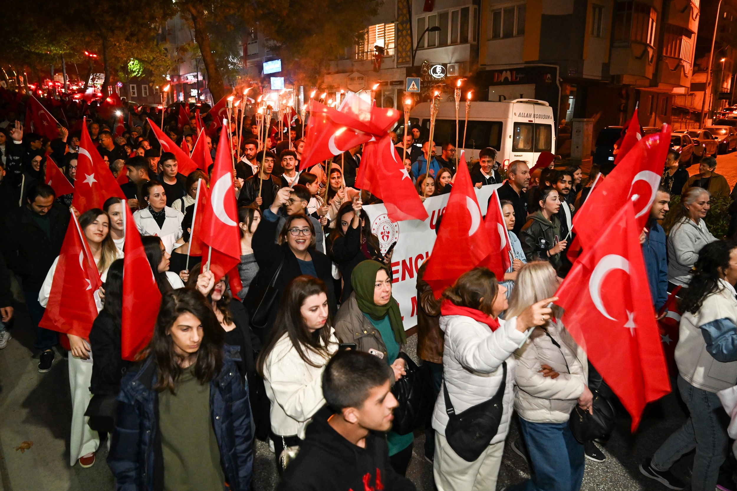 Afyonkarahisar'da Büyük Taarruz'un 103. yıl dönümü dolayısıyla fener alayı düzenlendi