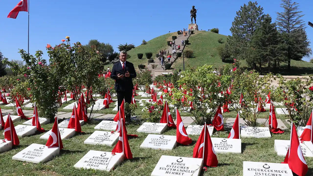 Büyük Zafer'in 103. yılında Dumlupınar Şehitliği'nde ziyaretçi yoğunluğu