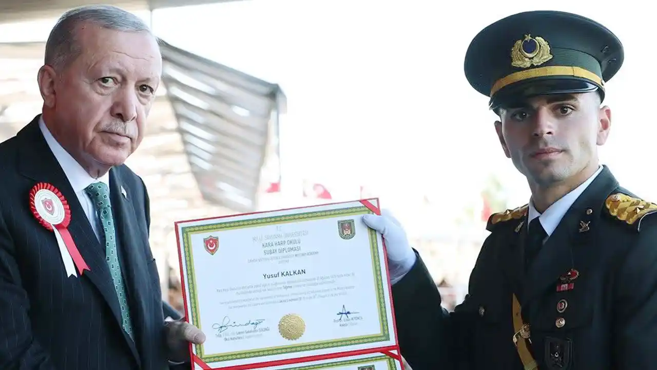 Erdoğan, Kara Harp Okulu Birincisi Yusuf Kalkan’a Diplomasını Verdi
