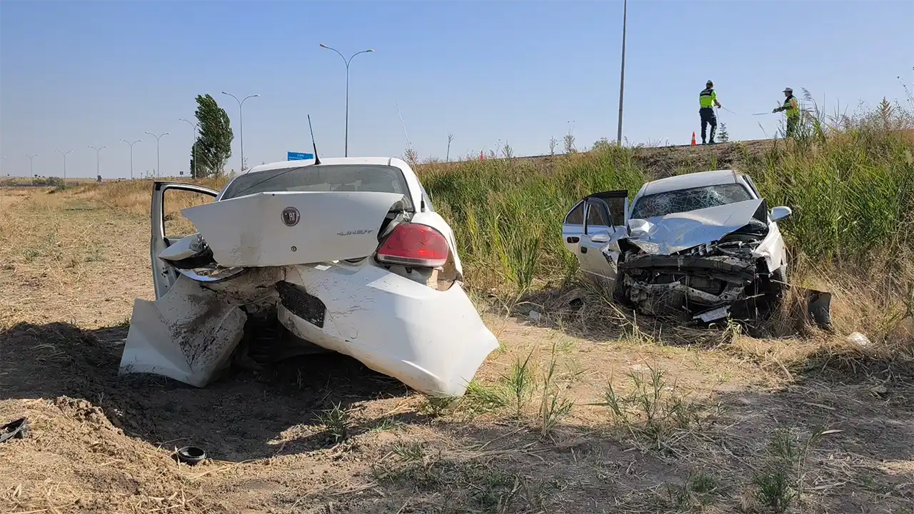 Altıntaş’ta Otomobil Polis Aracına Çarptı: 4 Yaralı
