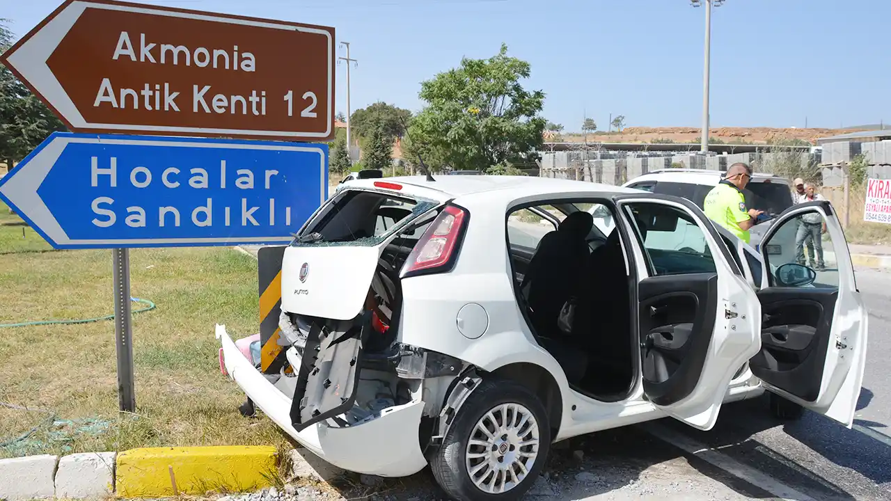 Banaz’da İki Otomobil Çarpıştı: 2 Yaralı