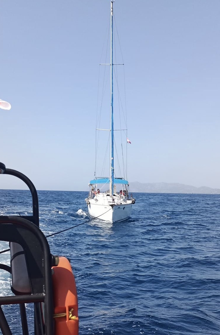 Fethiye açıklarında sürüklenen teknedeki 2 kişi kurtarıldı