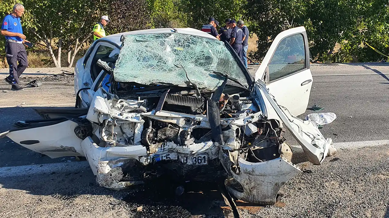 İzmir-Uşak Yolunda İki Otomobil Çarpıştı: 3 Ölü, 2 Yaralı