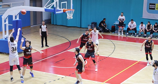 İLKLER ŞEHRİ UŞAK, BÜYÜK BİR BÖLÜMÜNÜ ÖNDE GÖTÜRDÜĞÜ KARŞILAŞMADA, KONYA BÜYÜKŞEHİR BELEDİYESPOR’A 62-59 MAĞLUP OLDU