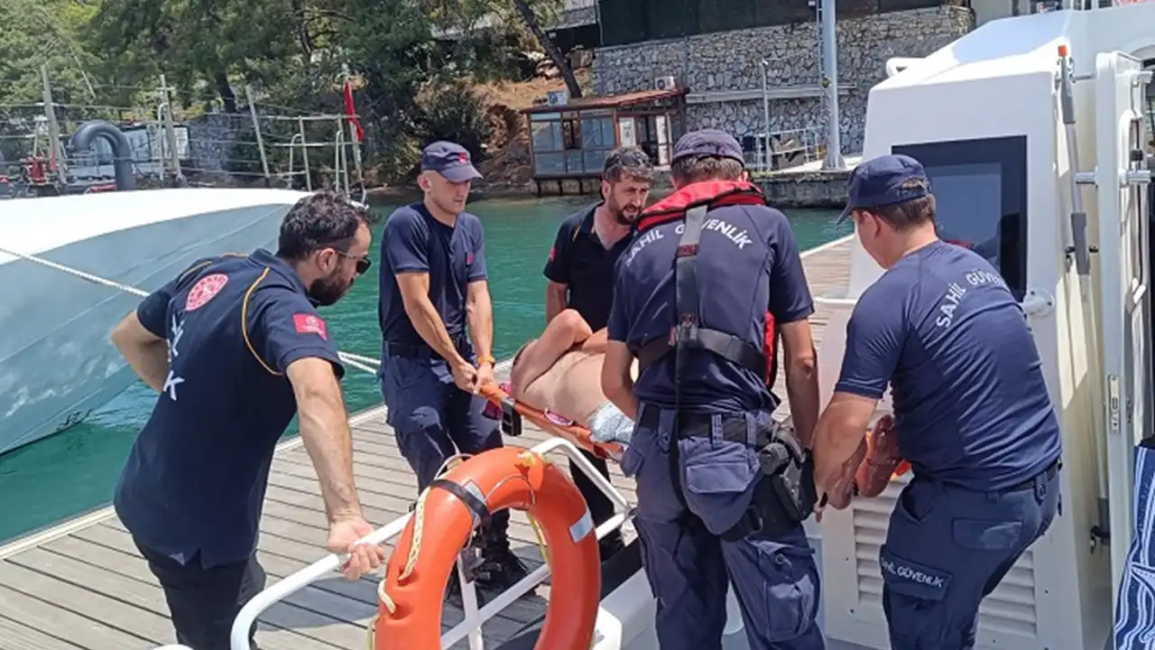 Bodrum açıklarındaki teknede fenalaşan yaşlı turiste tıbbi tahliye yapıldı