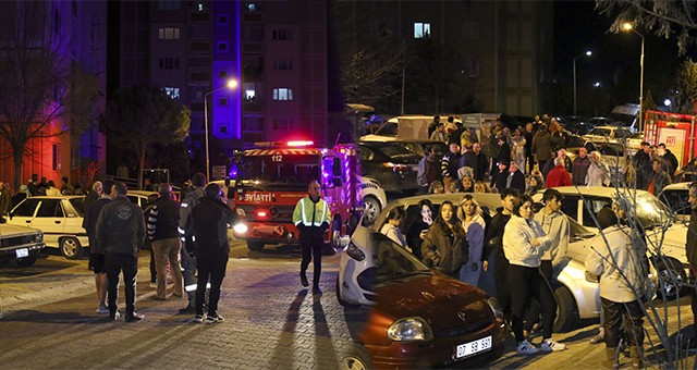 APARTMAN DAİRESİNDE ÇIKAN YANGIN HASARA NEDEN OLDU