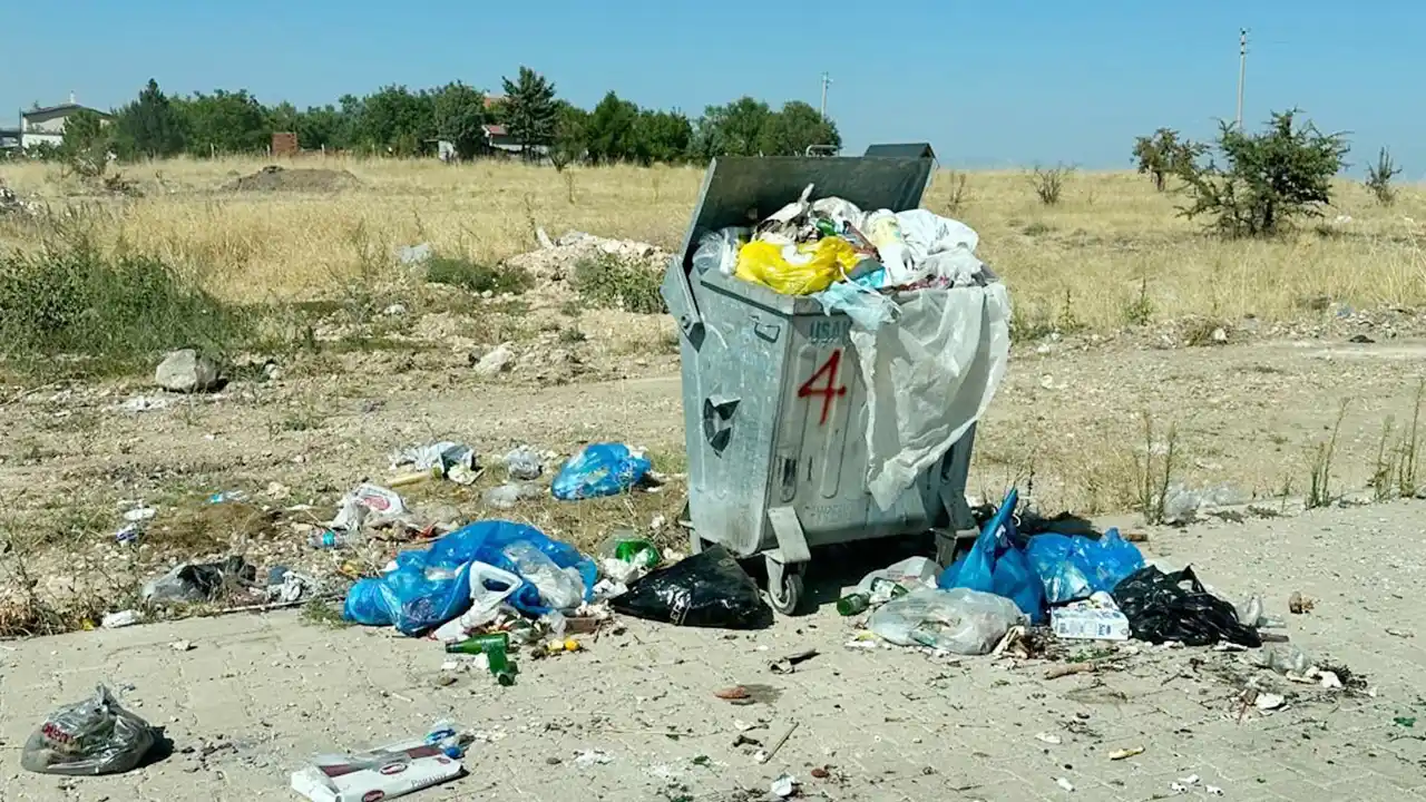 Elmacık’ta 15 Gündür Çöpler Toplanmıyor