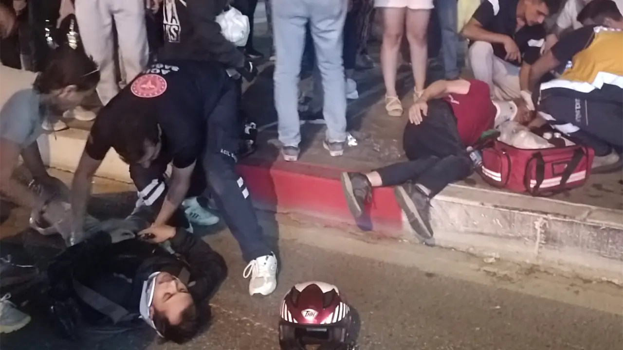 Uşak Atapark’ta Motosiklet Yayaya Çarptı: 2 Yaralı