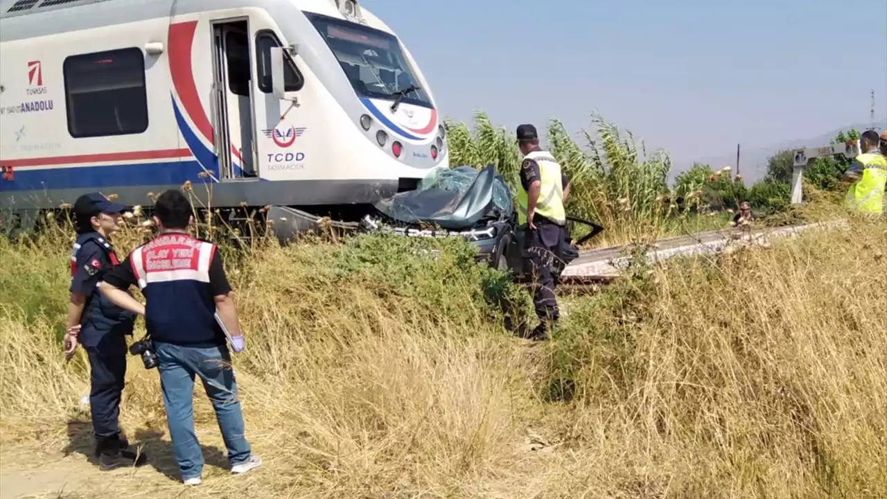 Afyonkarahisar'da trenin hemzemin geçitte çarptığı otomobilin sürücüsü öldü
