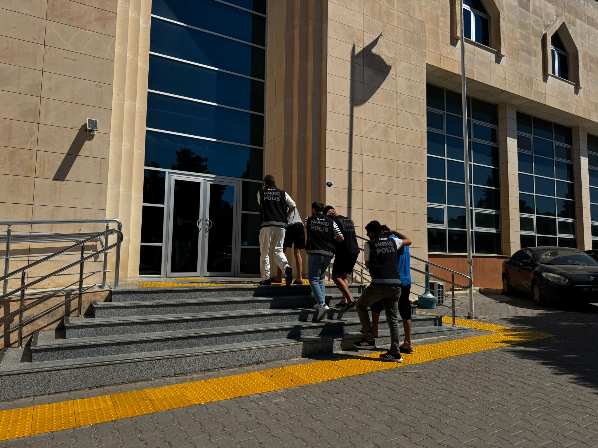İzmir'de uyuşturucu operasyonlarında 11 zanlı tutuklandı