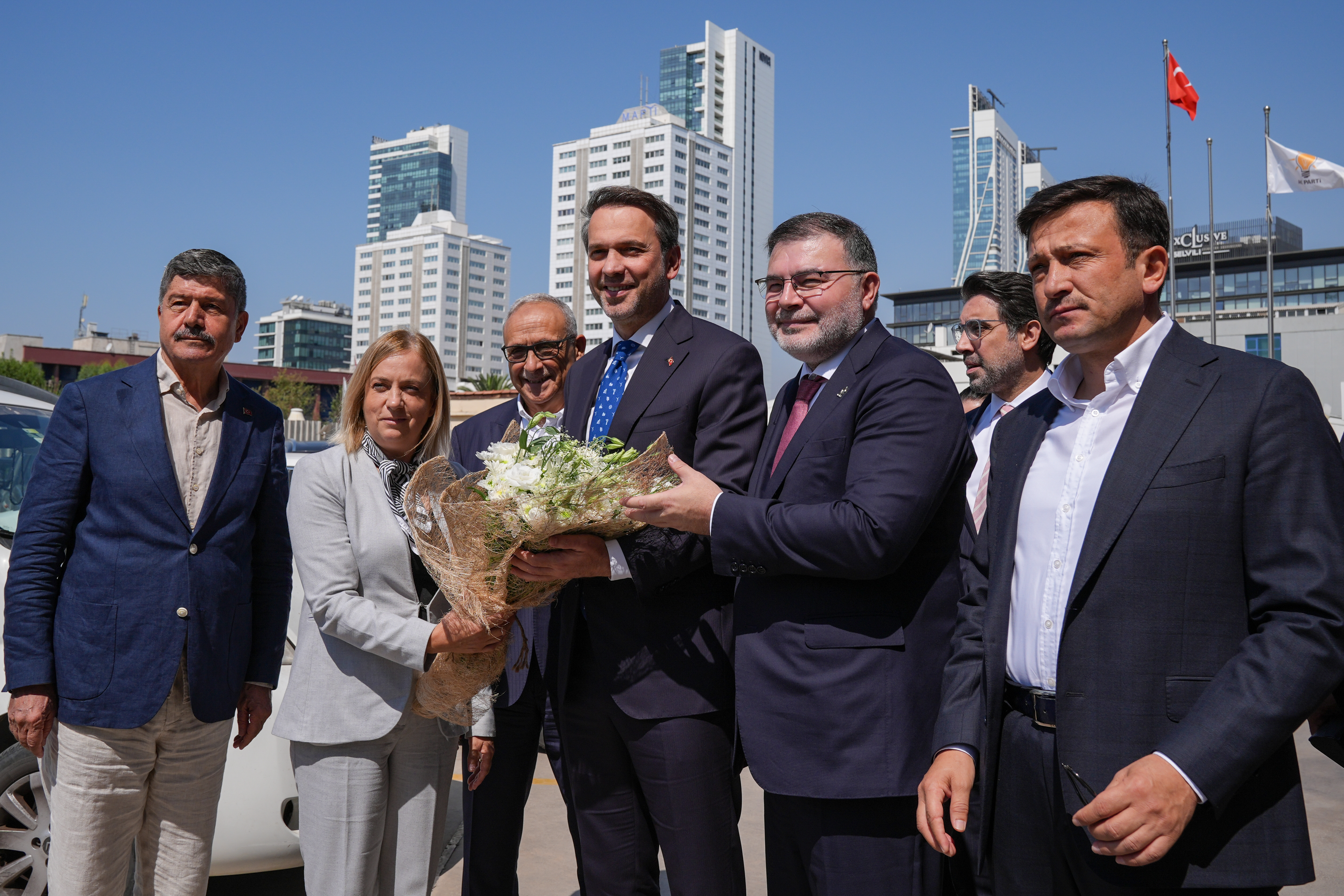 Enerji ve Tabii Kaynaklar Bakanı Bayraktar, İzmir'de ziyaretlerde bulundu