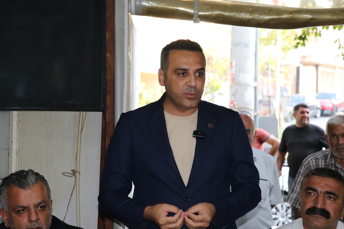 İzmir'in Çiğli ilçesinde kapatılan çöp depolama tesisinin geçici olarak yeniden kullanılmasına tepki