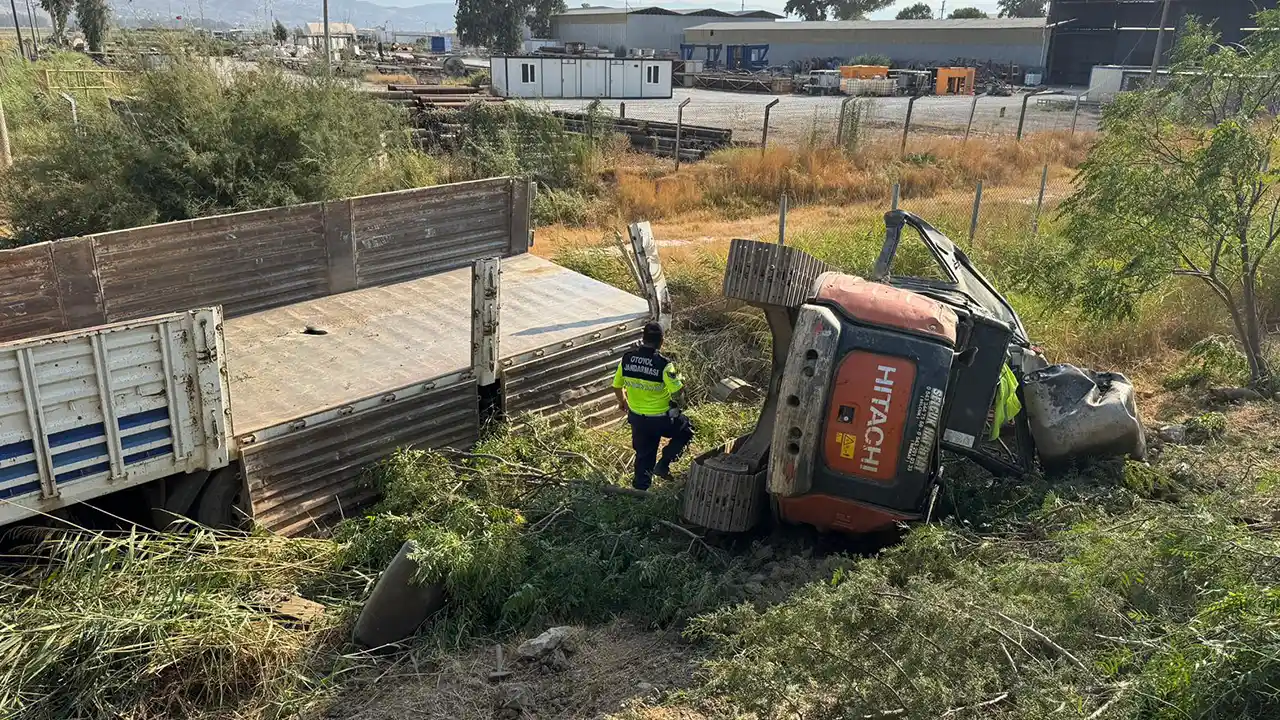 Aydın'da iş makinesi taşıyan kamyonun devrilmesi sonucu 2 kişi yaralandı
