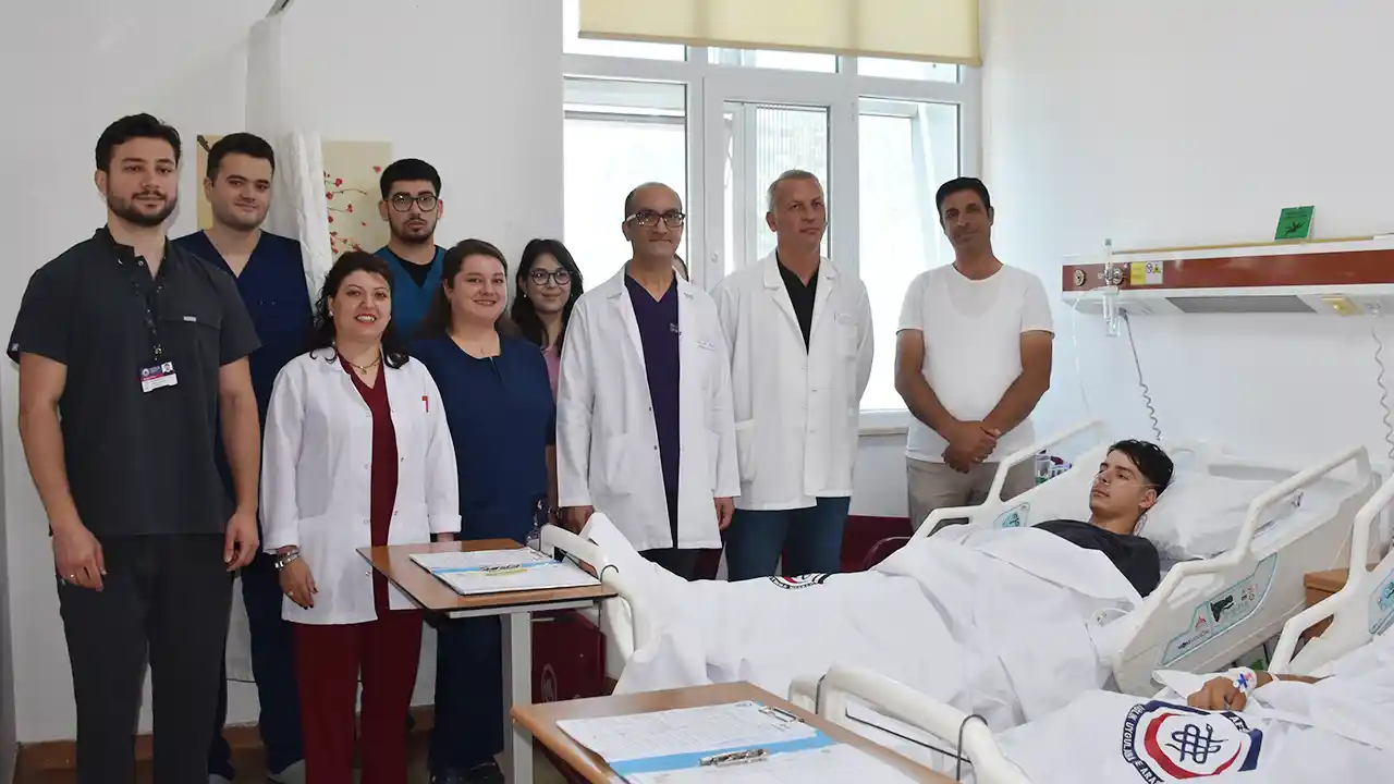 İki gencin 'kunduracı göğsü' kapalı ameliyatla düzeltildi