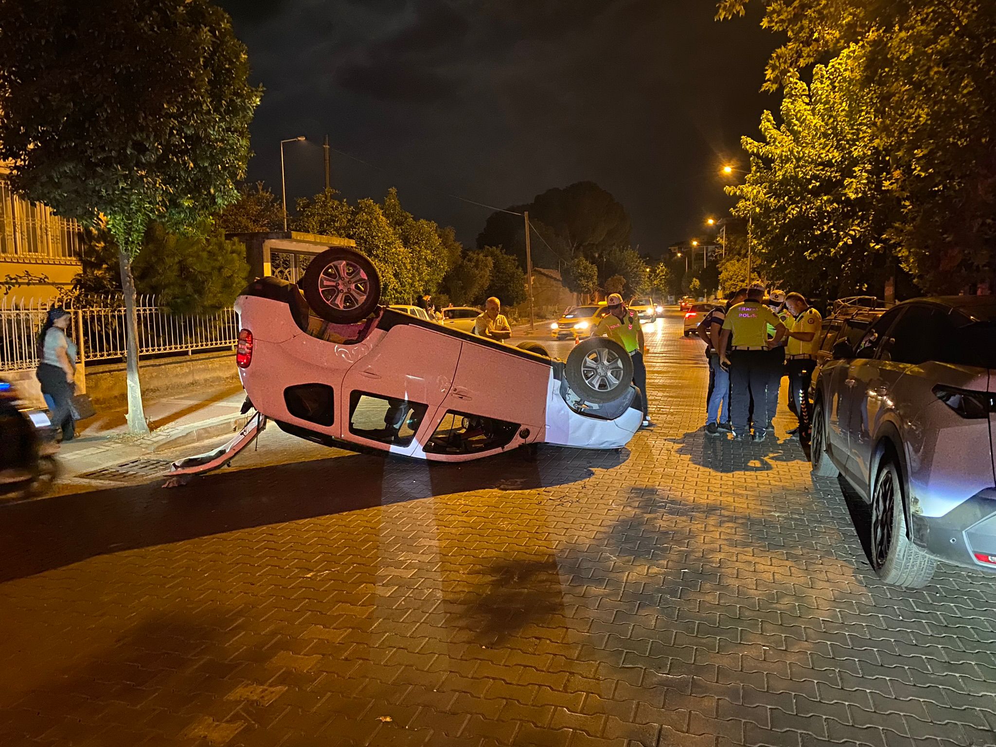 Nazilli'de park halindeki otomobile çarpan otomobilin sürücüsü yaralandı